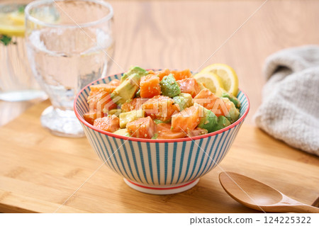 鮭魚酪梨生魚片蓋飯 124225322