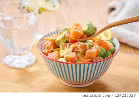 Salmon and avocado poke bowl 124225327