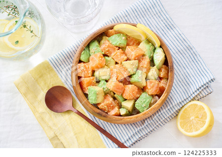 鮭魚酪梨生魚片蓋飯 124225333