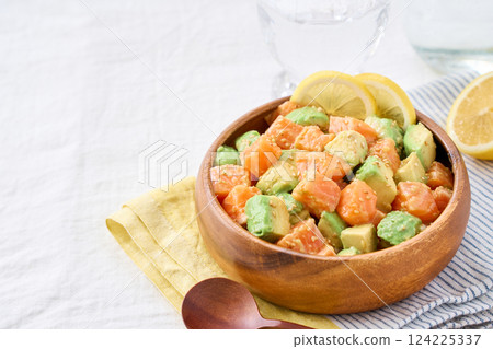 鮭魚酪梨生魚片蓋飯 鮭魚酪梨生魚片蓋飯 124225337