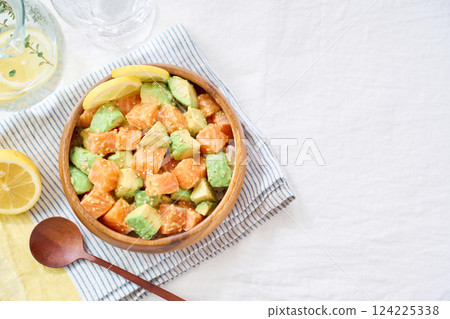 鮭魚酪梨生魚片蓋飯 鮭魚酪梨生魚片蓋飯 124225338