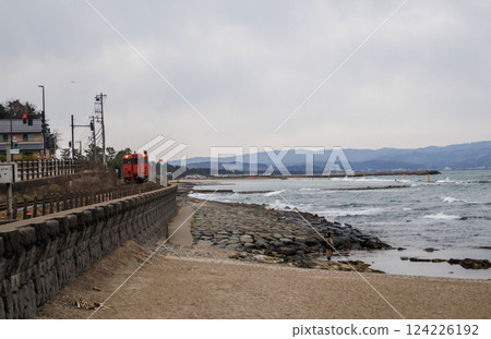 A local train running along the Amaharashi Coast in Toyama Prefecture 124226192