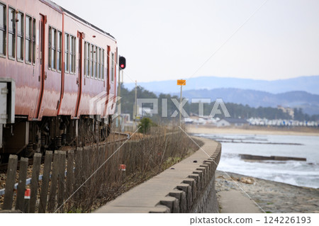 A local train running along the Amaharashi Coast in Toyama Prefecture A local train running along the Amaharashi Coast in Toyama Prefecture 124226193