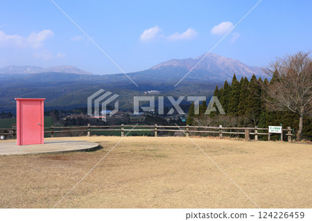 從高千穗牧場羊丘瞭望台看到的粉紅色大門和高千穗山 124226459