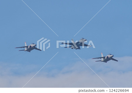 航空自衛隊飛行開發測試聯隊的 F-2 和 T-4 在航展上進行編隊飛行 124226694