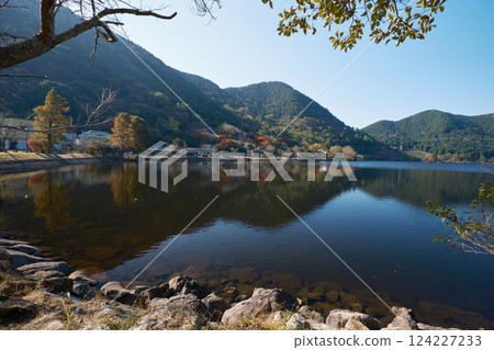 伊牟田池的秋景 124227233