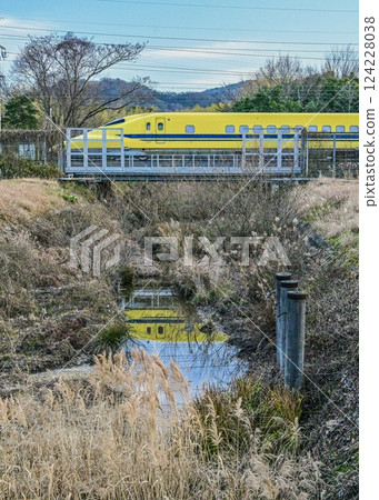 黃醫生走過一條小溪，留下了倒影 124228038