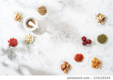 Various herbal medicine ingredients 124228104