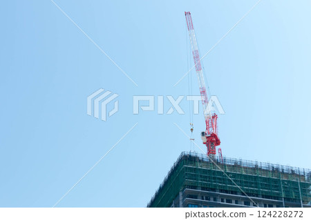 在公寓建造場所的起重機 在公寓建造場所的起重機 124228272