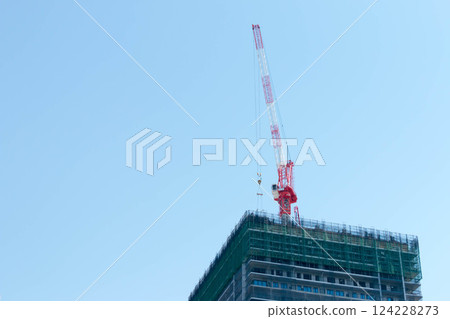 在公寓建造場所的起重機 在公寓建造場所的起重機 124228273