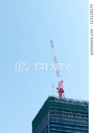 在公寓建造場所的起重機 124228274