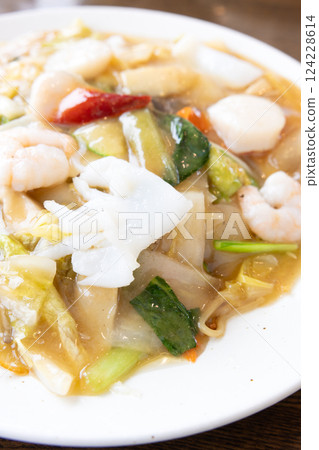 Delicious fried noodles with mixed vegetables and sauce 124228614