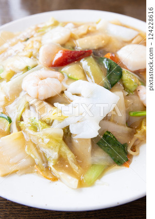 Delicious fried noodles with mixed vegetables and sauce 124228616