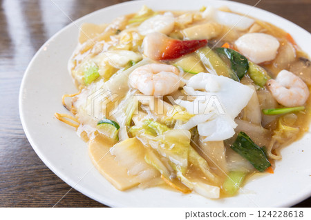 Delicious fried noodles with mixed vegetables and sauce 124228618