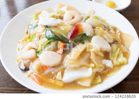 Delicious fried noodles with mixed vegetables and sauce 124228620