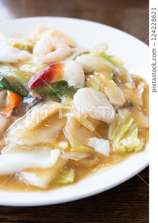 Delicious fried noodles with mixed vegetables and sauce 124228621