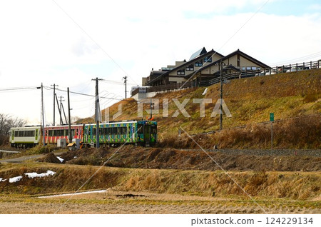 道之站遠之風之丘與 JR釜石線(快速濱百合) 道之站遠之風之丘與 JR釜石線(快速濱百合) 124229134