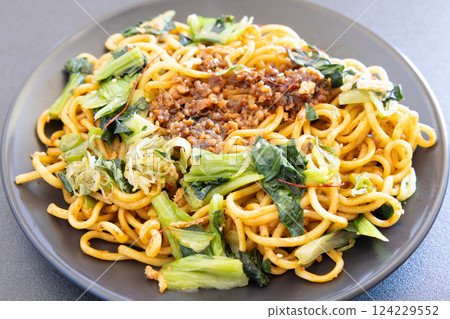 美味的無湯棕褐色麵條 美味的無湯棕褐色麵條 124229552