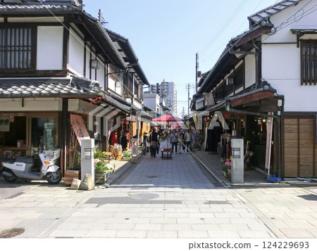 In front of the gate of Daidouji Temple in Nagahama City, Shiga Prefecture (Gobo Omotesando) In front of the gate of Daidouji Temple in Nagahama City, Shiga Prefecture (Gobo Omotesando) 124229693