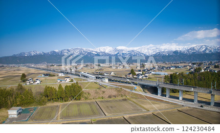 日本富山灣和富山縣沿海的離岸風力渦輪機 124230484