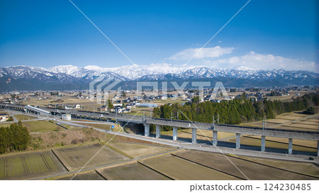 日本富山灣和富山縣沿海的離岸風力渦輪機 124230485