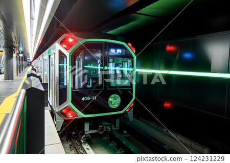 大阪地鐵 400 系列列車停泊在夢島站 124231229