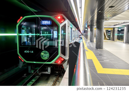 大阪地鐵 400 系列列車停泊在夢島站 124231235