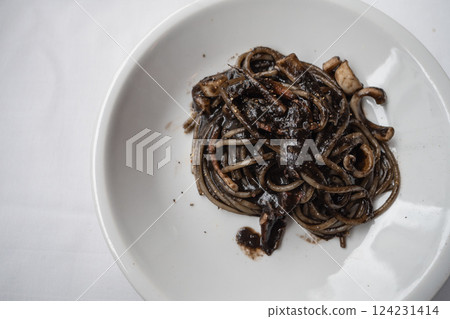 墨魚汁義大利麵。黑色魷魚墨汁義大利麵。 墨魚汁義大利麵。黑色魷魚墨汁義大利麵。 124231414