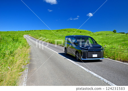 Chugoku region, Akiyoshidai, Drive while looking at the blue sky and grassland from the car window, Akiyoshidai Karst Road, Miya City, Yamaguchi Prefecture (4) Chugoku region, Akiyoshidai, Drive while looking at the blue sky and grassland from the car window, Akiyoshidai Karst Road, Miya City, Yamaguchi Prefecture (4) 124231583