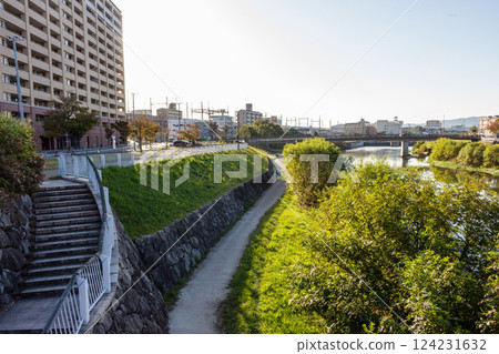 流經市區的河流與秋日清晨的清爽散步【福岡縣竹下站附近的中川】 124231632