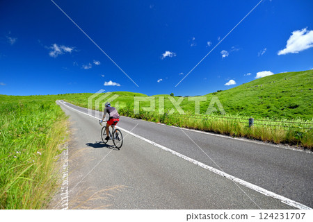 中國地方、秋吉台、在廣闊的天空和草原上暢快騎行、山口縣宮市秋吉台喀斯特道路（1） 124231707