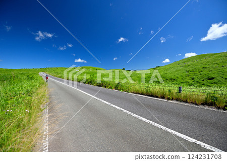 Chugoku Region, Akiyoshidai, Exhilarating cycling through the wide sky and grasslands, Akiyoshidai Karst Road, Miya City, Yamaguchi Prefecture (2) 124231708