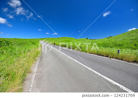 Chugoku Region, Akiyoshidai, Exhilarating cycling through the wide sky and grasslands, Akiyoshidai Karst Road, Miya City, Yamaguchi Prefecture (3) 124231709