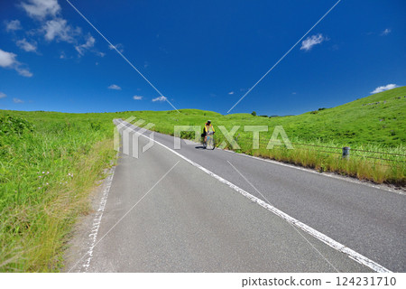 Chugoku Region, Akiyoshidai, Exhilarating cycling through the wide sky and grasslands, Akiyoshidai Karst Road, Miya City, Yamaguchi Prefecture (4) 124231710