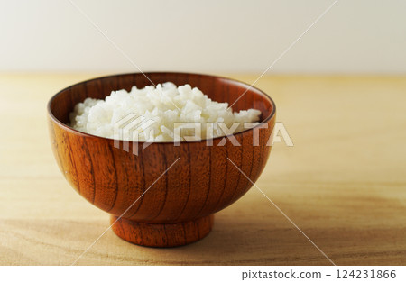 米飯盛在木碗裡 124231866