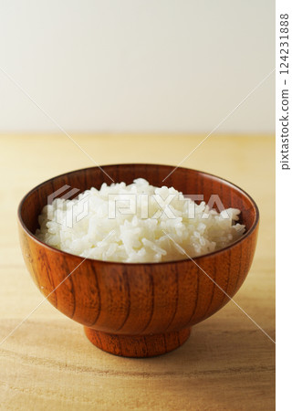 米飯盛在木碗裡 124231888