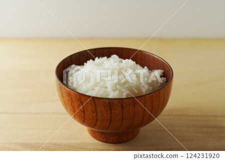 米飯盛在木碗裡 124231920