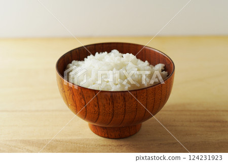 米飯盛在木碗裡 124231923