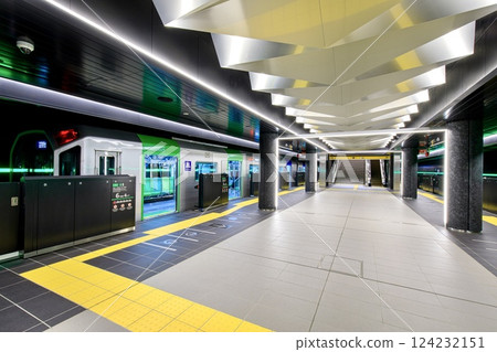 Platform at Yumeshima Station in Osaka Prefecture and a stopped Osaka Metro 400 series train 124232151
