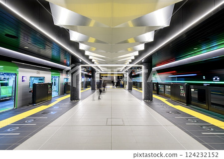 Platform at Yumeshima Station in Osaka Prefecture and a stopped Osaka Metro 400 series train 124232152