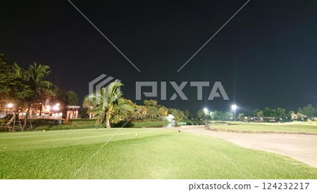 夜晚的高爾夫球場 124232217