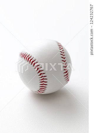 在白色背景的棒球球 124232767