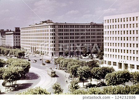1956 年東京車站前的舊照片，當時的丸之內大廈和新丸之內大廈 124232886