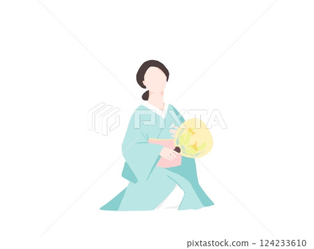 一位穿著和服的女子用扇子搧風 124233610