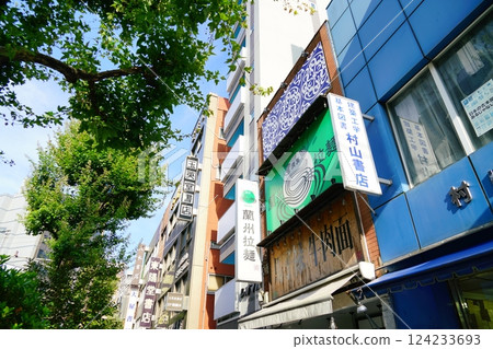 東京神保町的一棟建築,裡面有許多書店 東京神保町的一棟建築,裡面有許多書店 124233693