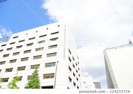藍天和白色大廈 124233724