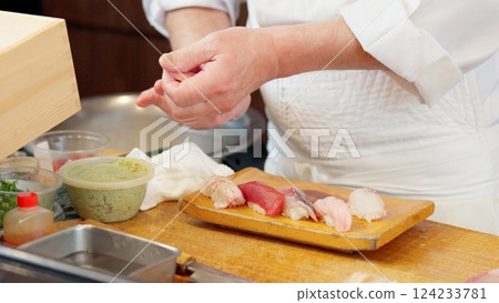廚師準備壽司的手 124233781