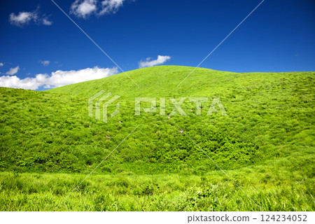 Idyllic scenery around the Bito Observatory in Akiyoshidai, Chugoku region, the gentle hills of the karst plateau, Miya City, Yamaguchi Prefecture (3) 124234052