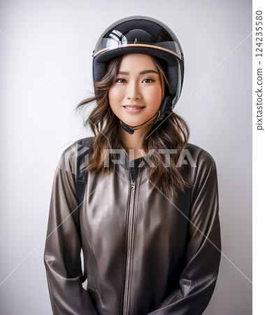 一名年輕女子戴著頭盔的圖片 124235580