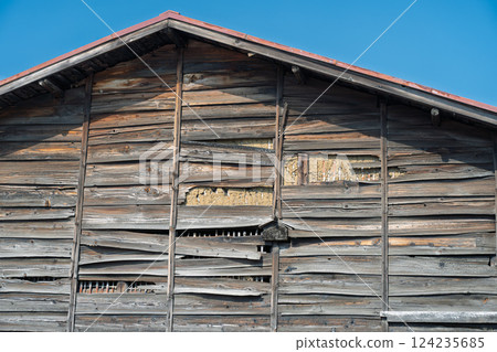 An old house with peeling walls due to aging An old house with peeling walls due to aging 124235685